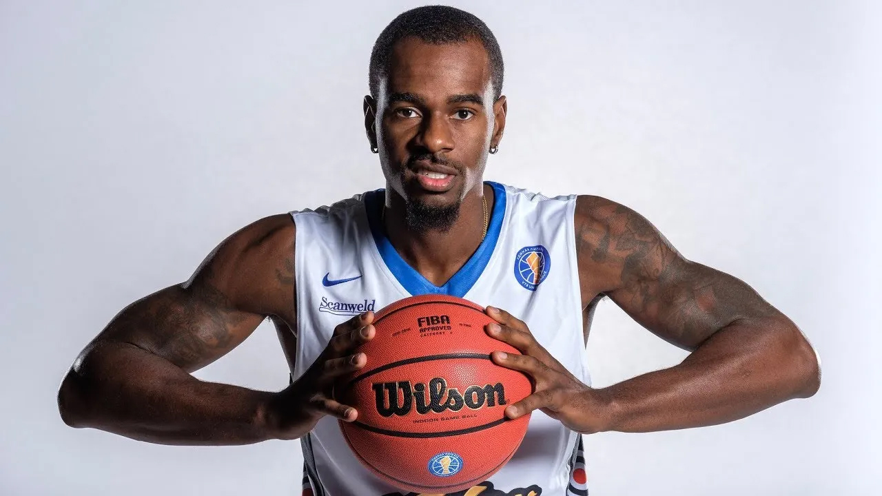 Mężczyzna z piłką do koszykówki